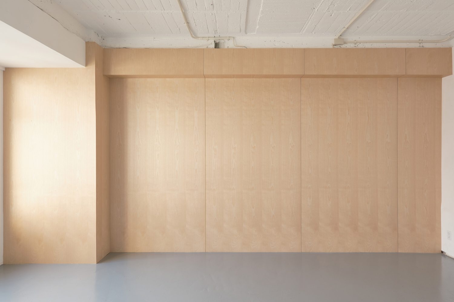 木目の壁はナチュラルなテイストに