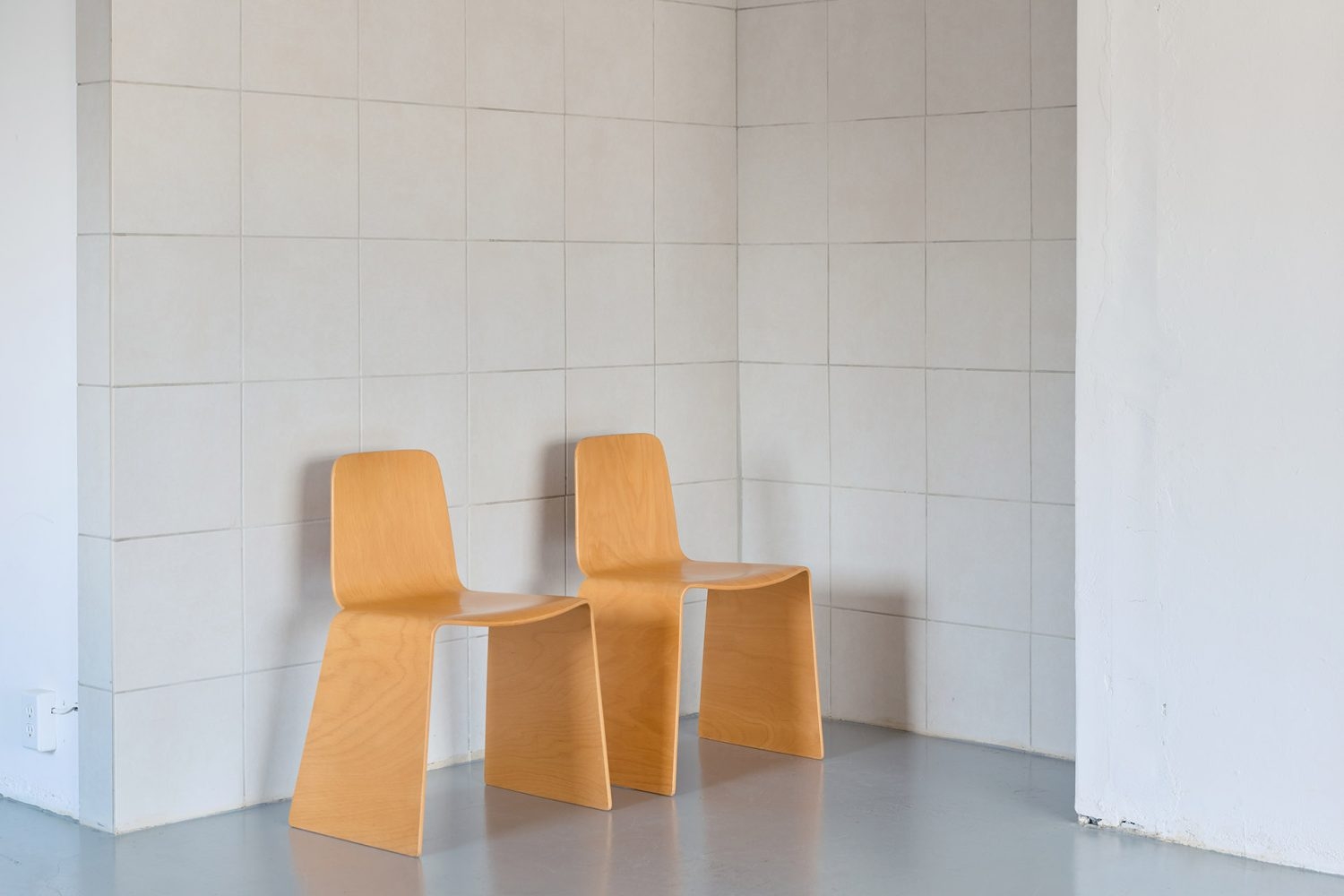 ライトグレーのタイル壁はグレーの床と好相性