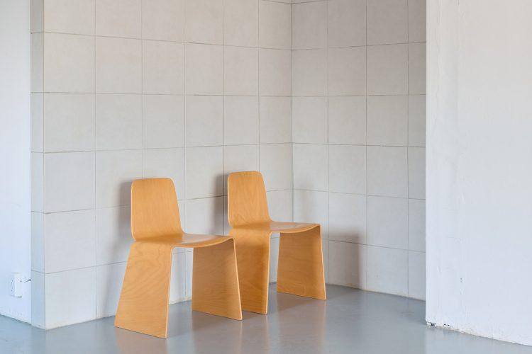 ライトグレーのタイル壁はグレーの床と好相性