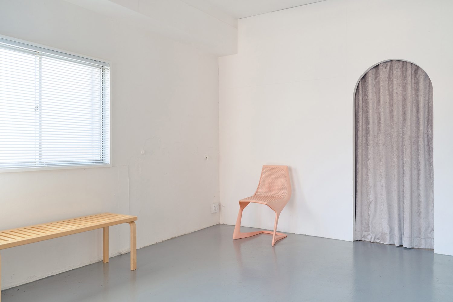 アーチ壁とベルベットカーテン