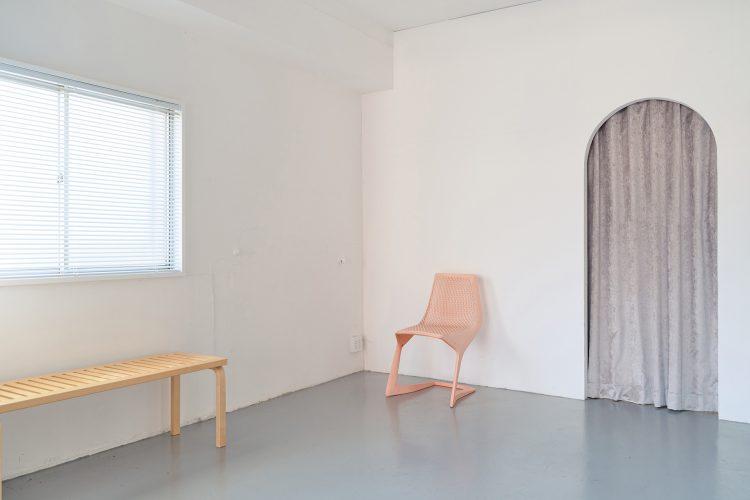 アーチ壁とベルベットカーテン