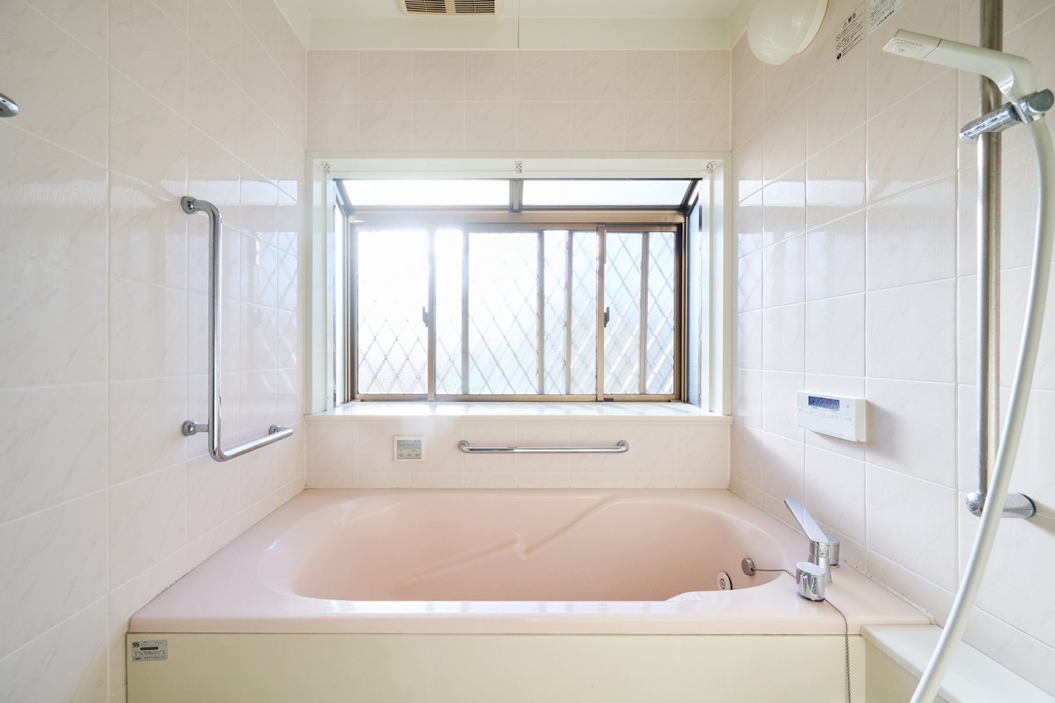 1F 自然光が入るバスルーム