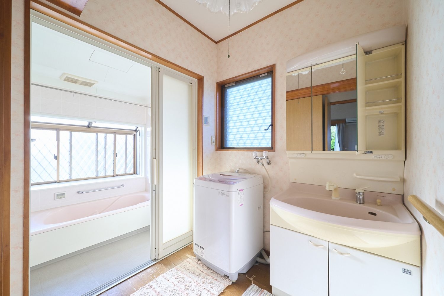 1F 自然光で撮影可能なランドリーと洗面