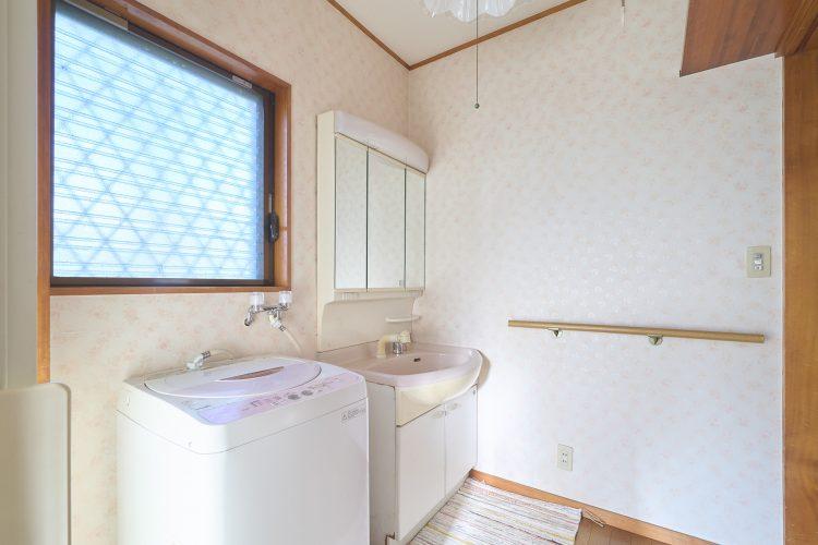 1F ピンクの柄壁で可愛らしい印象の脱衣所