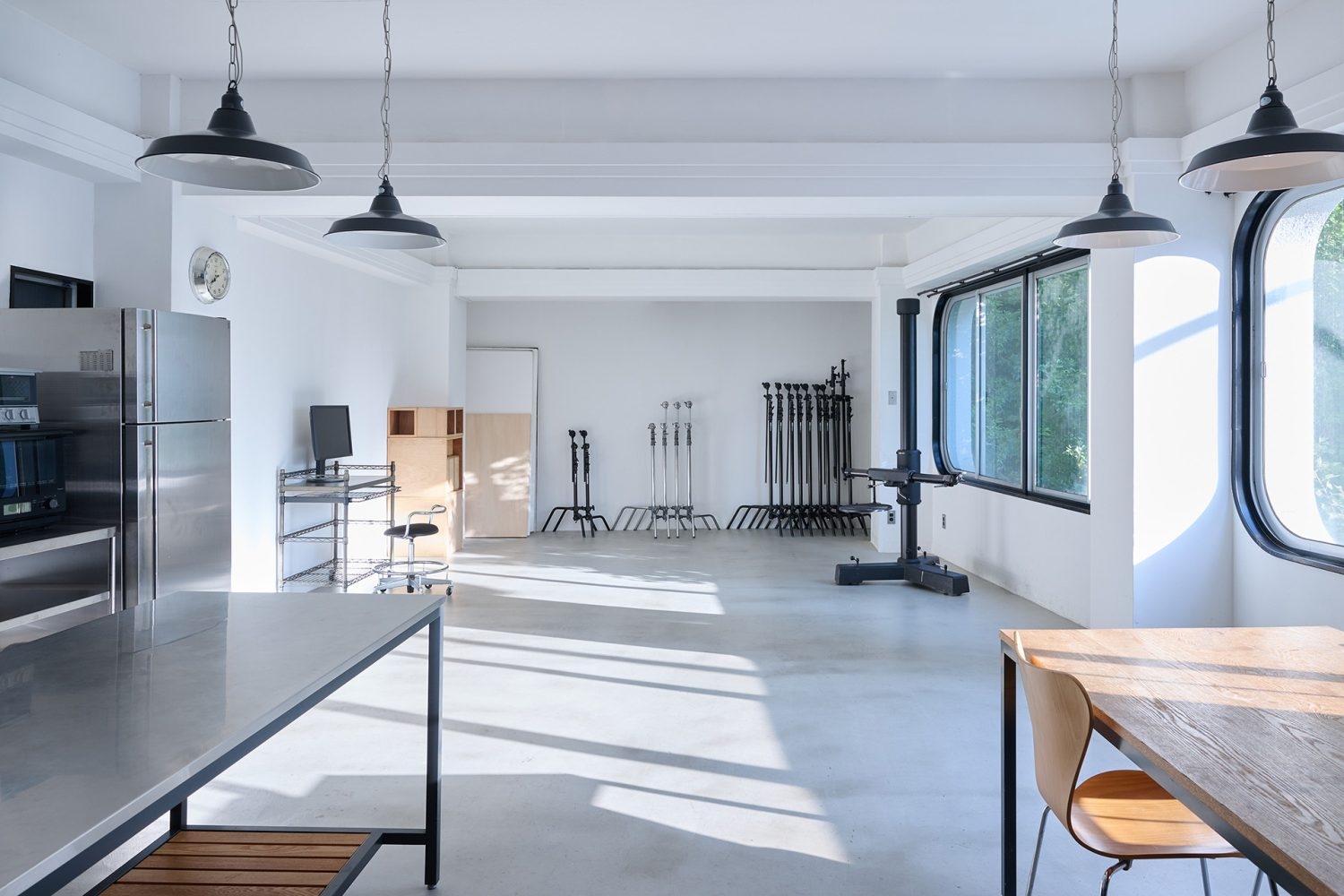 自然光が差し込むシンプルな撮影スタジオ / 機材も豊富