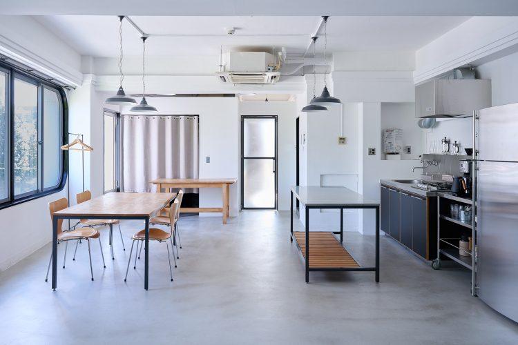 白壁とモルタル床の空間 / キッチンには便利な作業台も