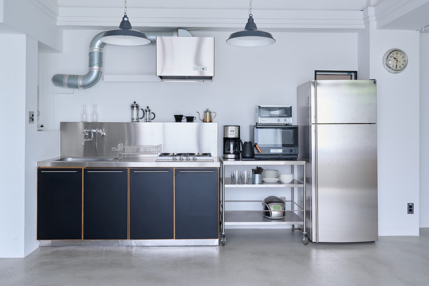 冷蔵庫やオーブンなど設備が整うステンレスキッチン