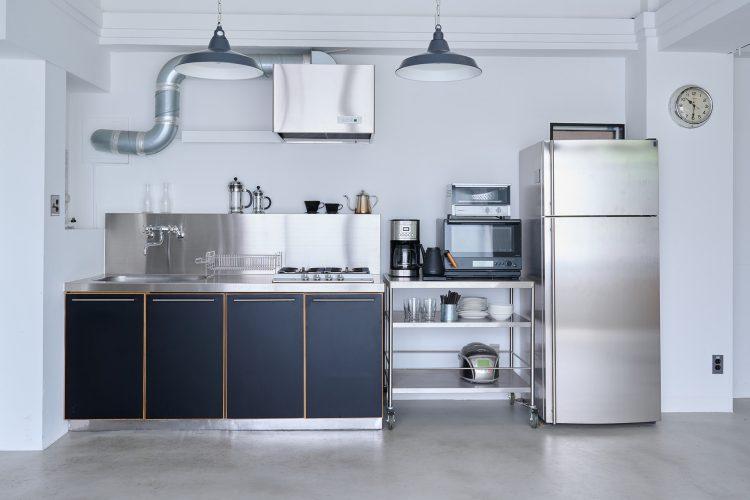冷蔵庫やオーブンなど設備が整うステンレスキッチン
