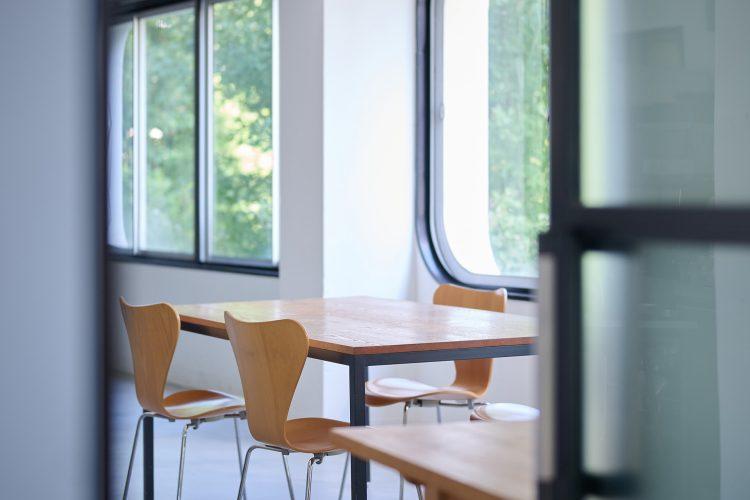 撮影はもちろん、待機や打ち合わせにも使えるテーブル