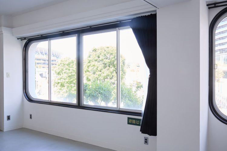 アールのフォルムが特徴的な大きな窓