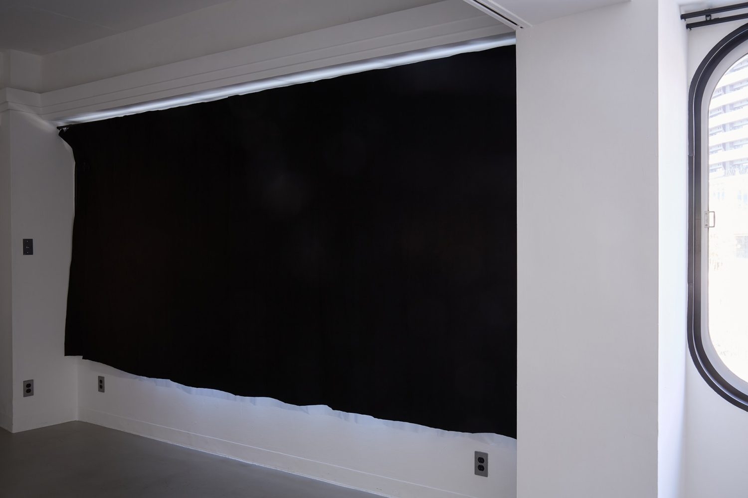 窓はカーテンで遮光でき、ライティング撮影にも対応可