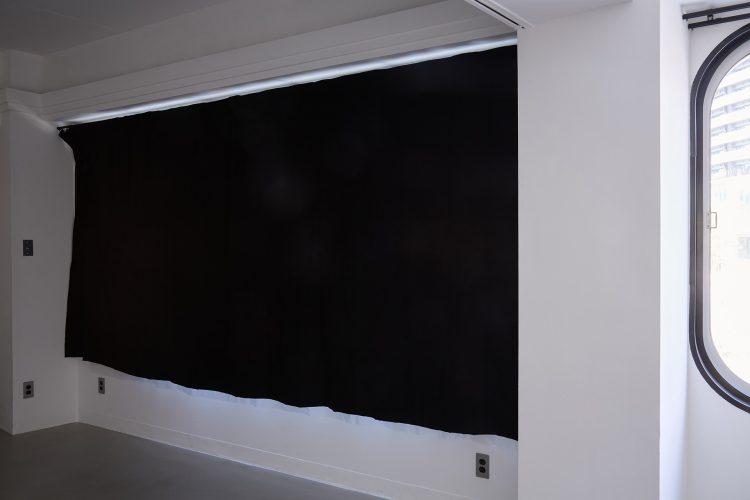 窓はカーテンで遮光でき、ライティング撮影にも対応可