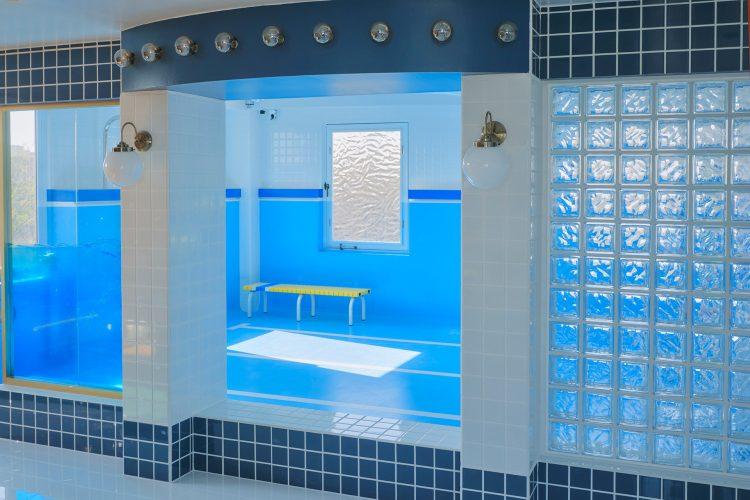 シートで水中を再現した窓やガラスブロックを背景に
