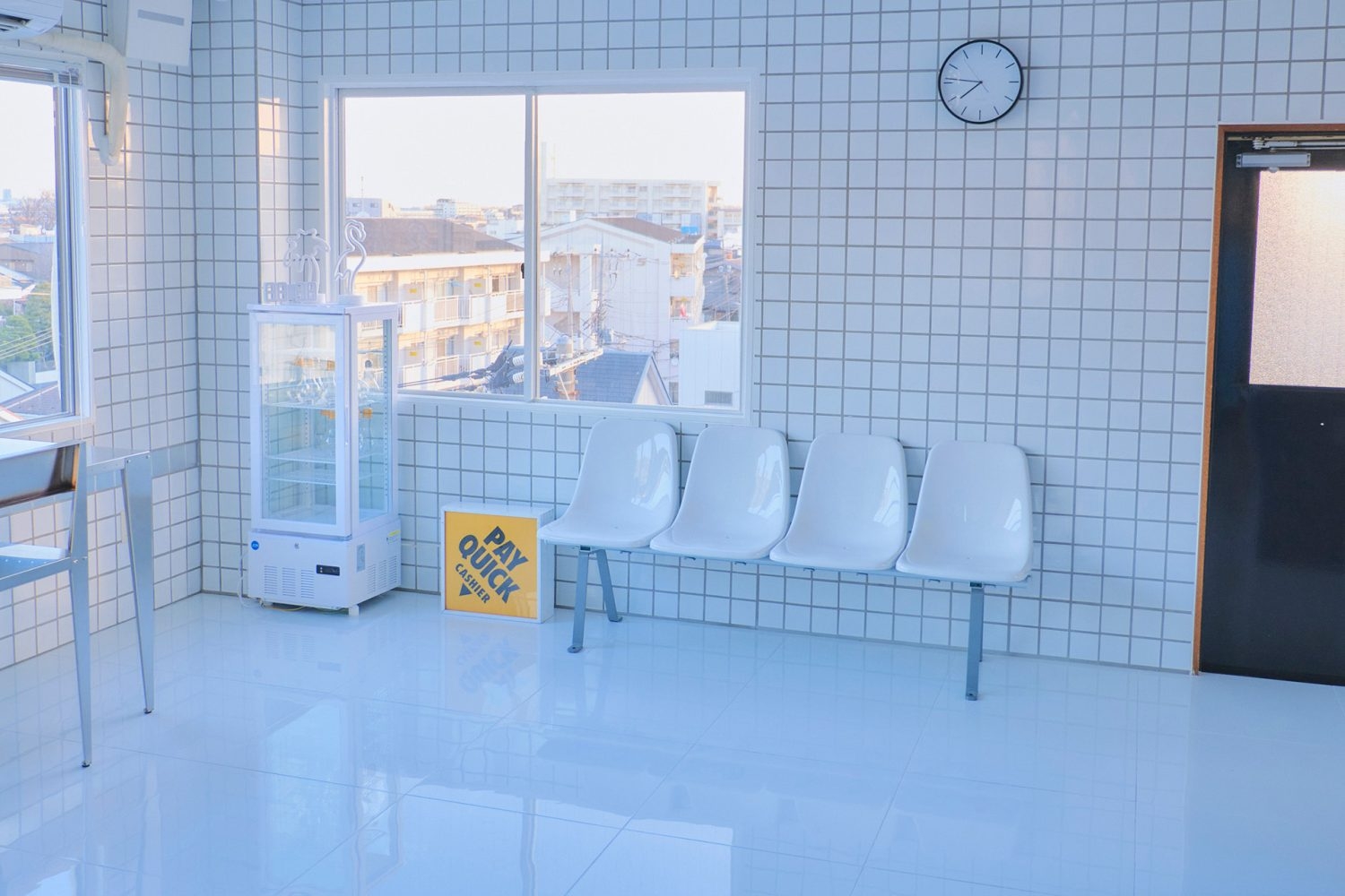 白床と白タイル壁の清潔感があるベーシックゾーン