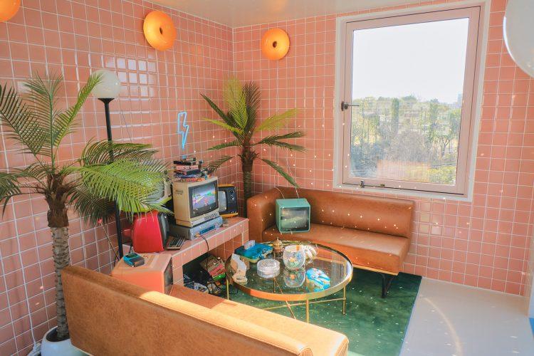 ピンクの韓国タイルを使ったヴェイパーウェイブゾーン