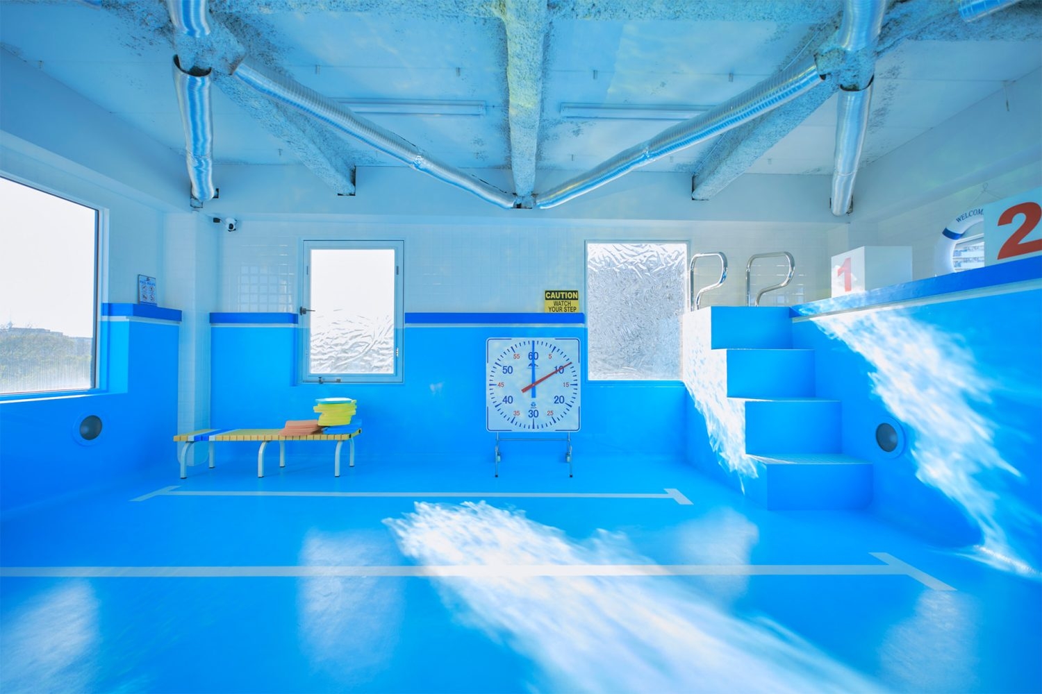 プールサイドや階段、梯子で動きのある演出や俯瞰撮影も