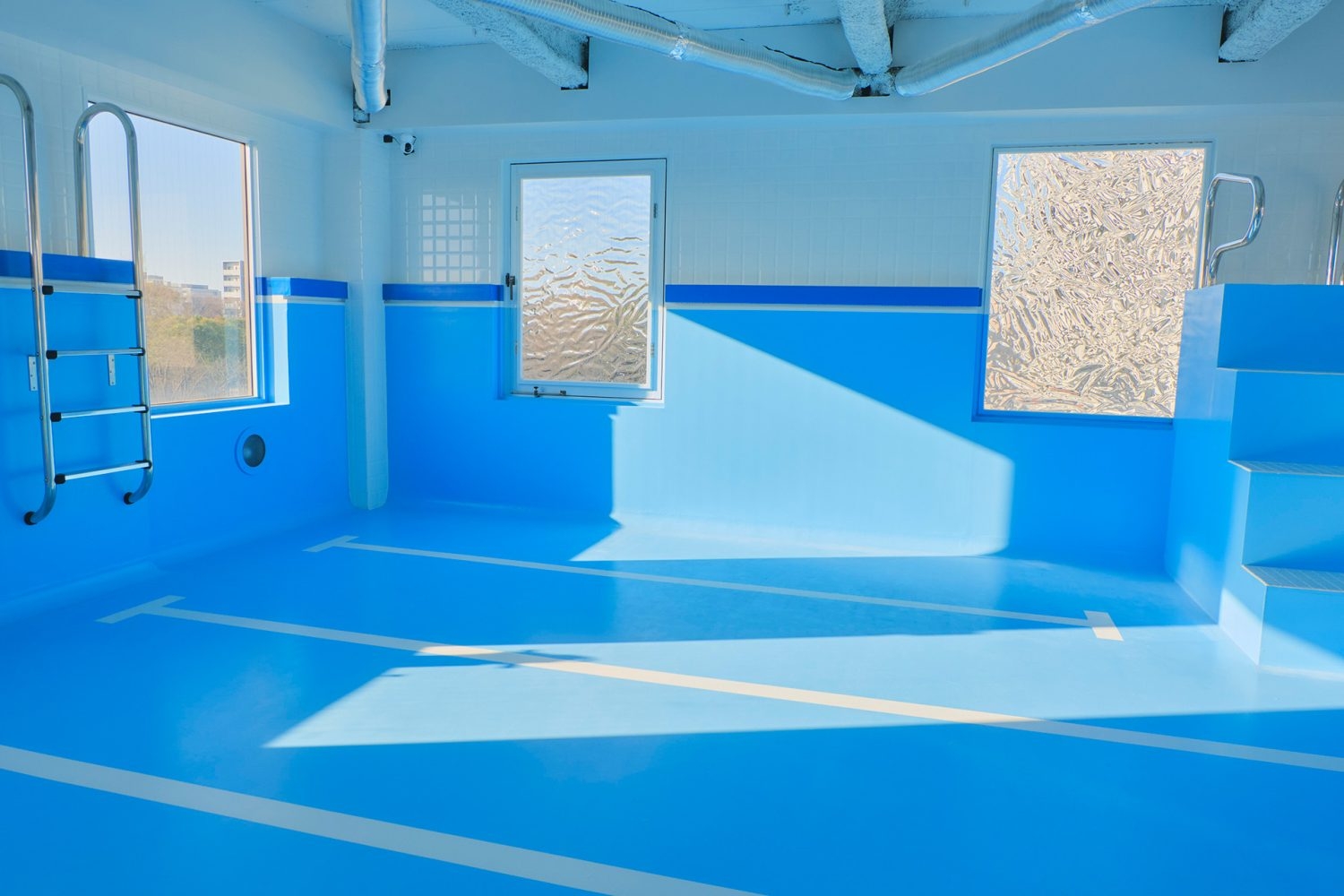 南窓から差し込む直射 / 多彩な光の演出が可能