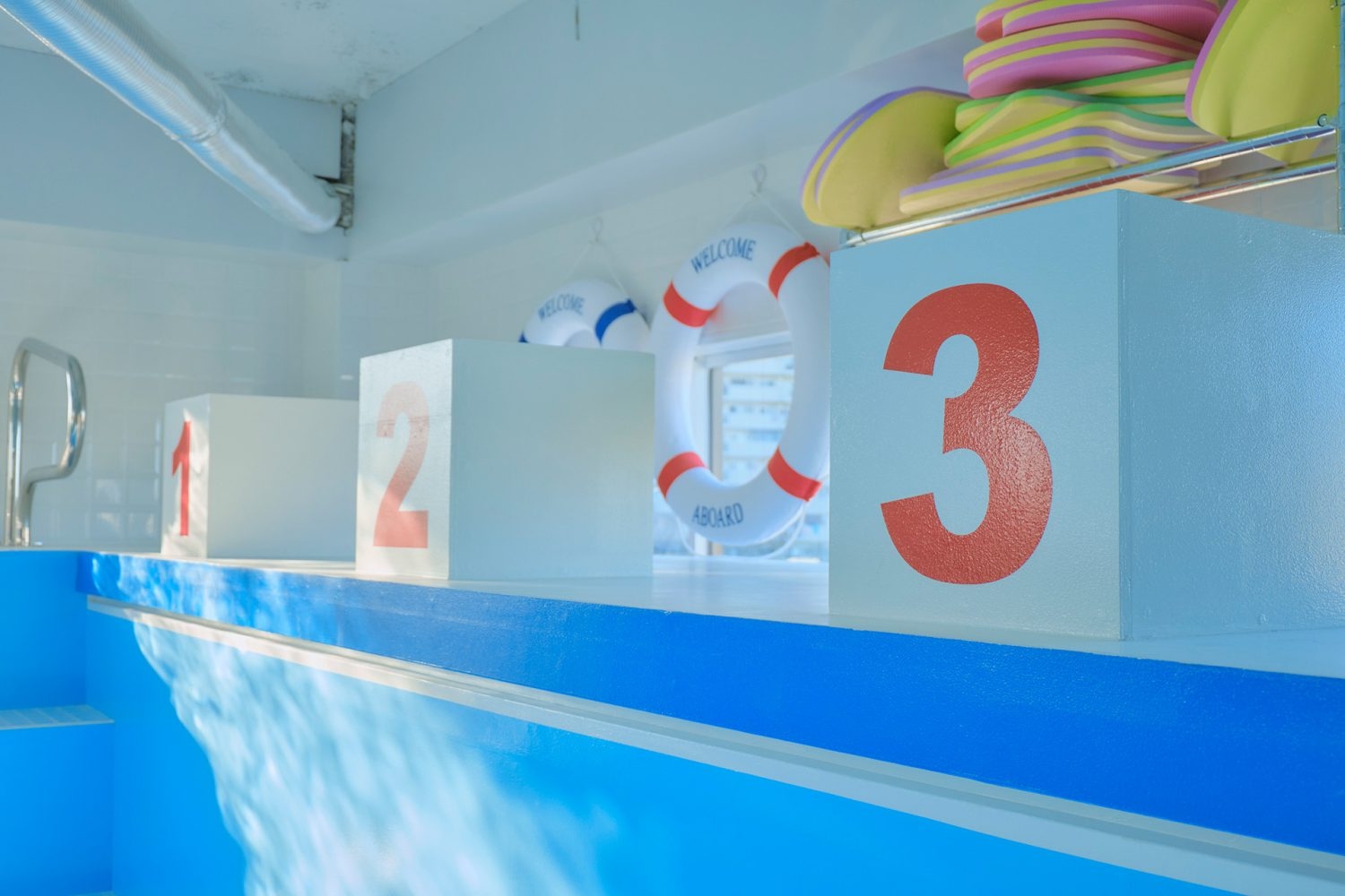 ビート板や浮き輪など、プール関連のプロップも充実