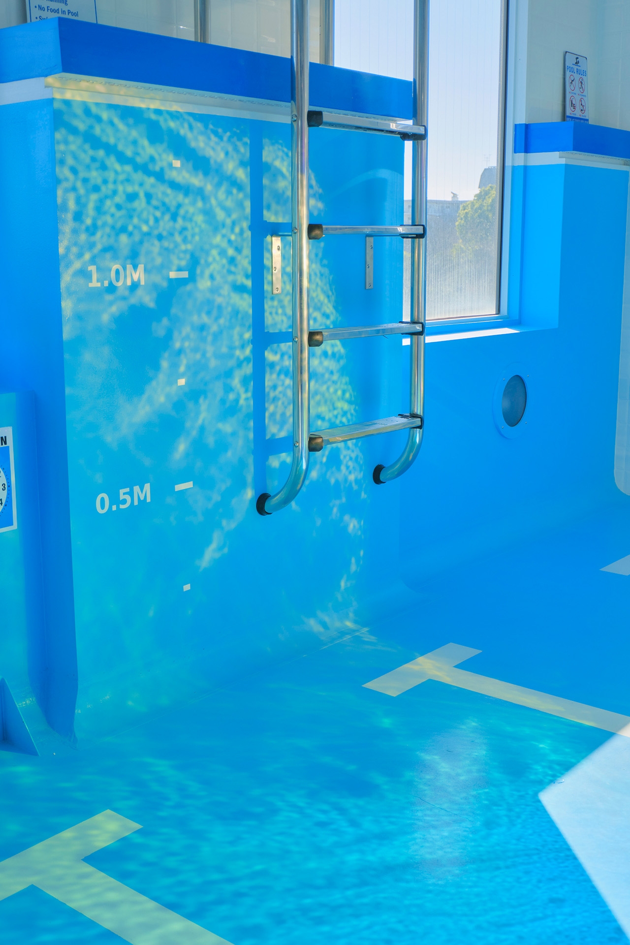 オーロラバルーンの影が空間に美しく映り込む