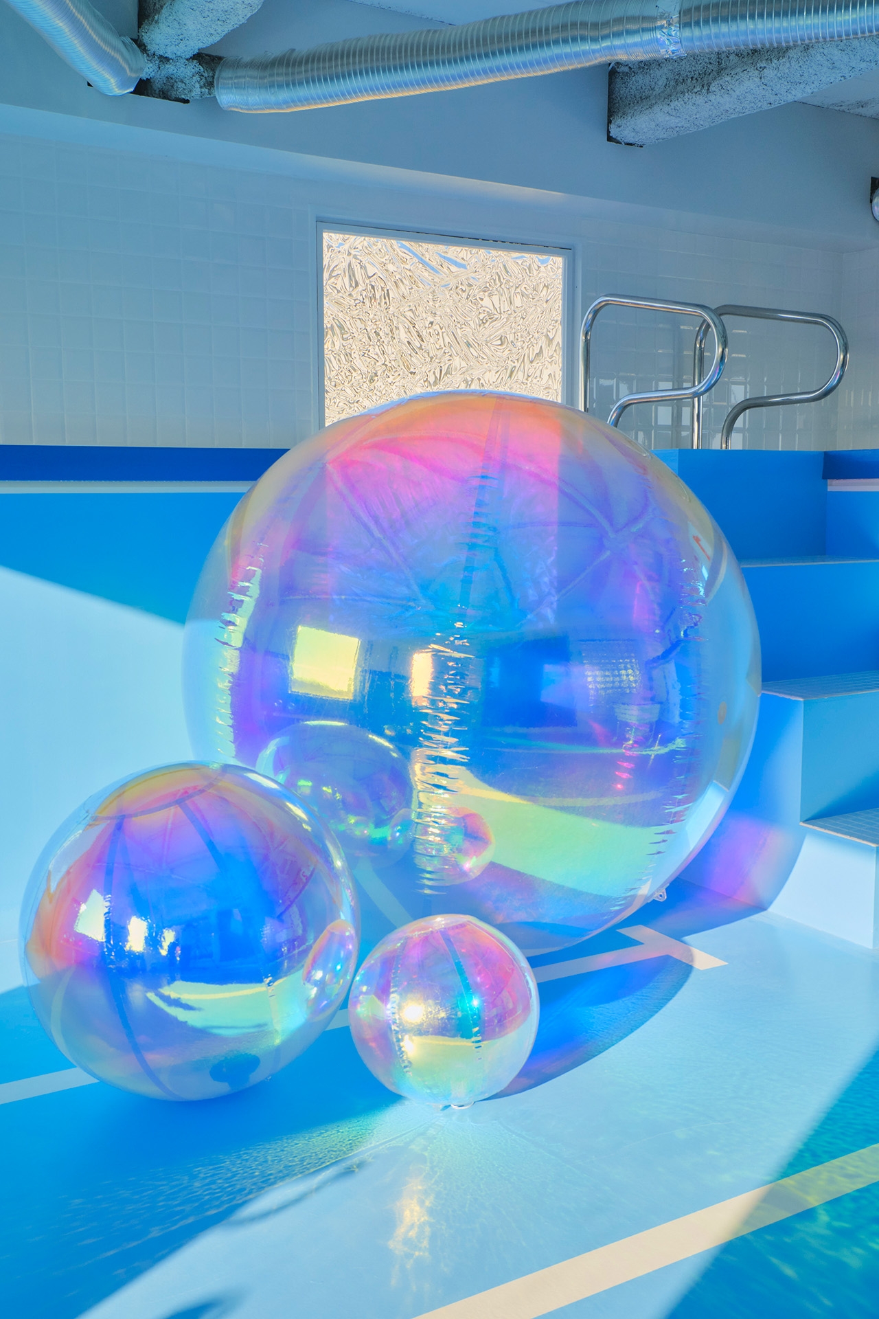 幻想的に反射する、しゃぼん玉のようなオーロラバルーン