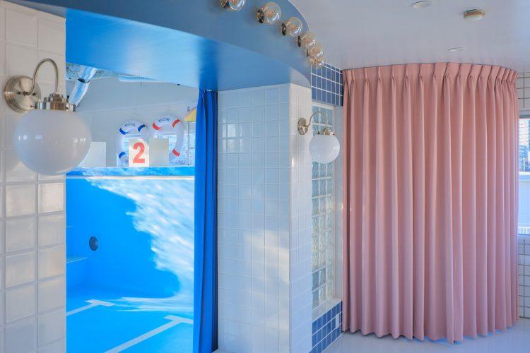 ピンクのカーテンを背景に撮影も