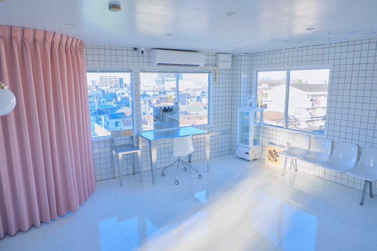 窓の外には光を遮る建物がなく、明るいスタジオ内