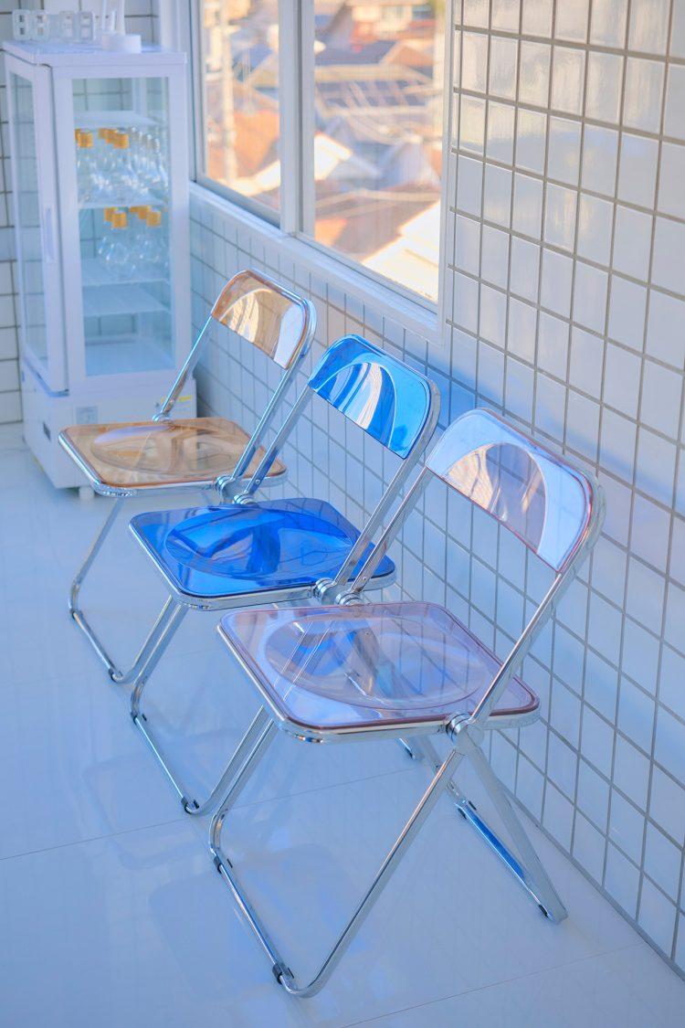 光が透けるカラフルなクリアチェア