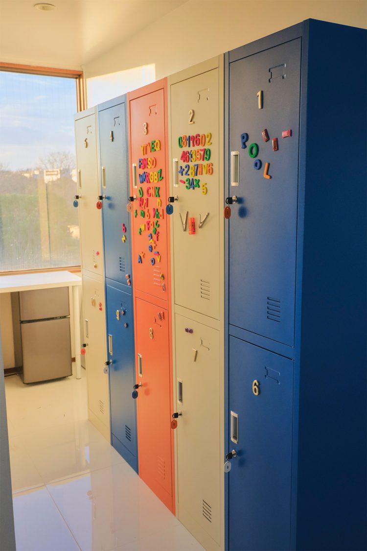 カラフルなロッカーを学校などの更衣室に見立てた撮影も