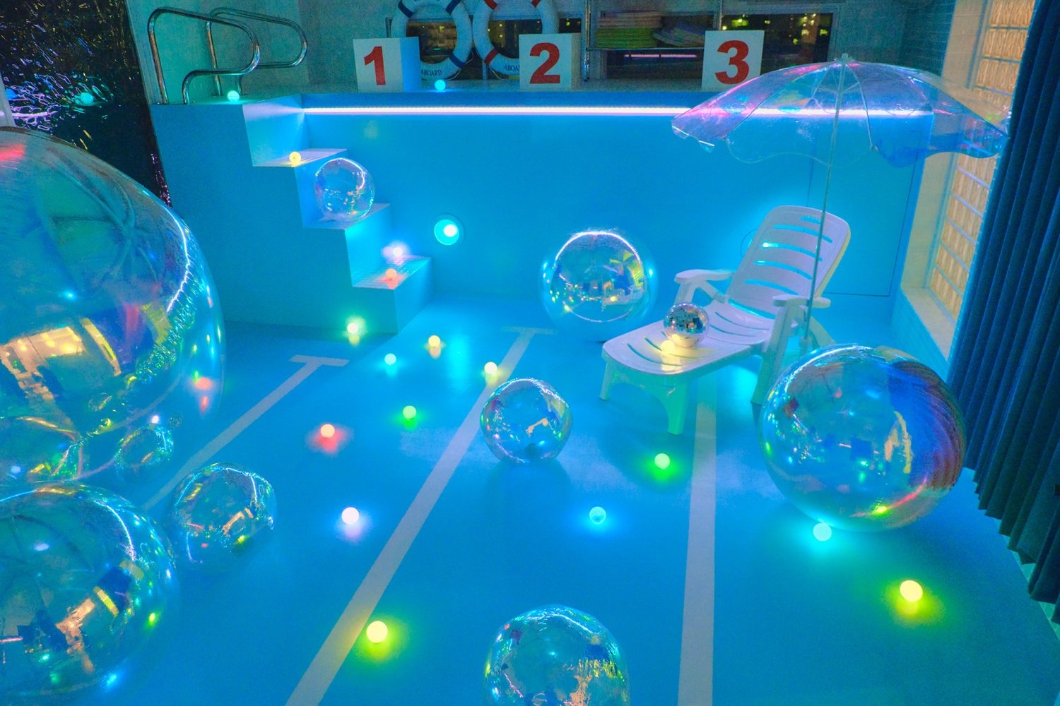 夜はカラーライトや小物でナイトプールのようにも