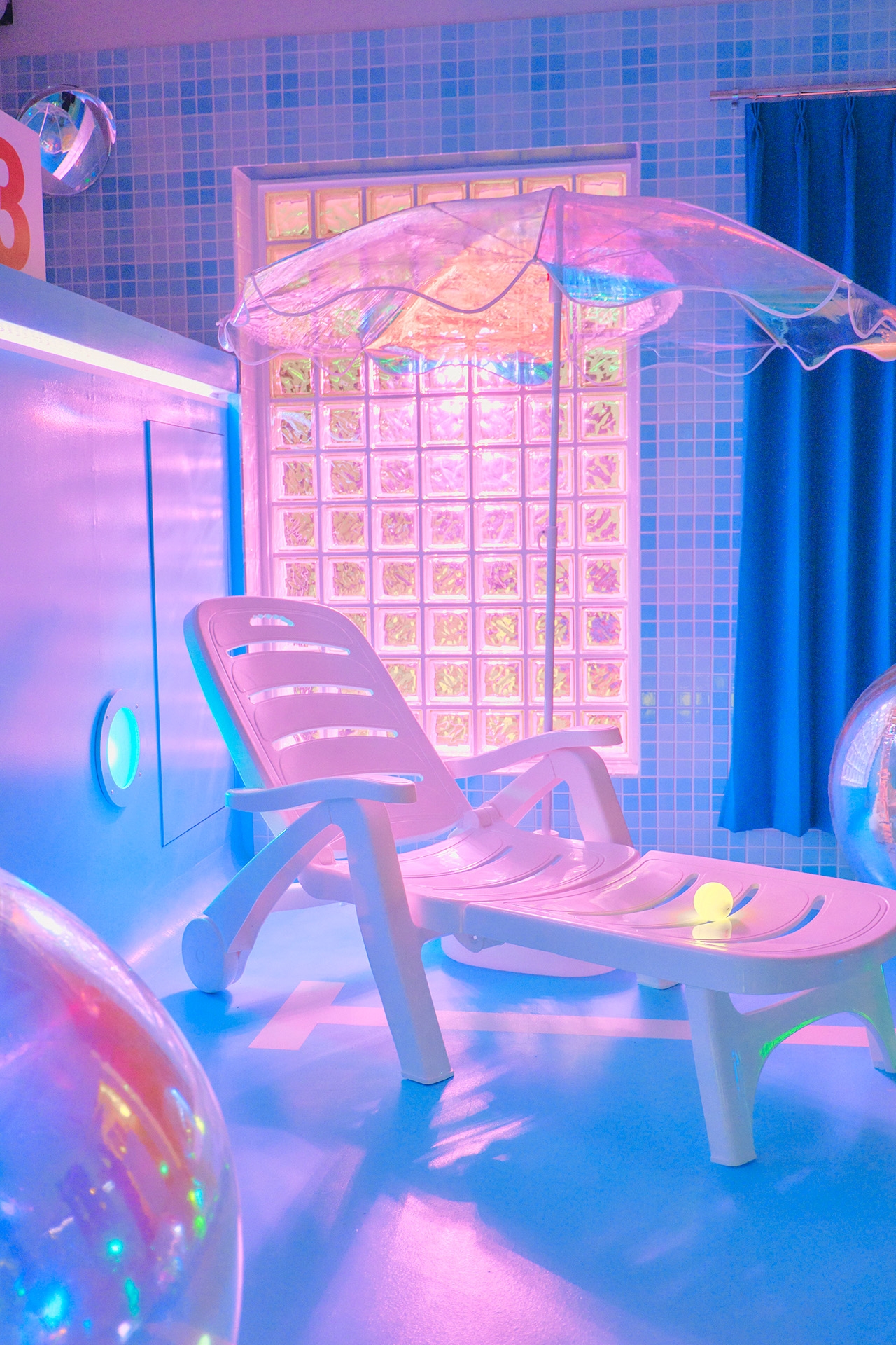 カラーライトで非現実感のあるドリーミーな世界観にも