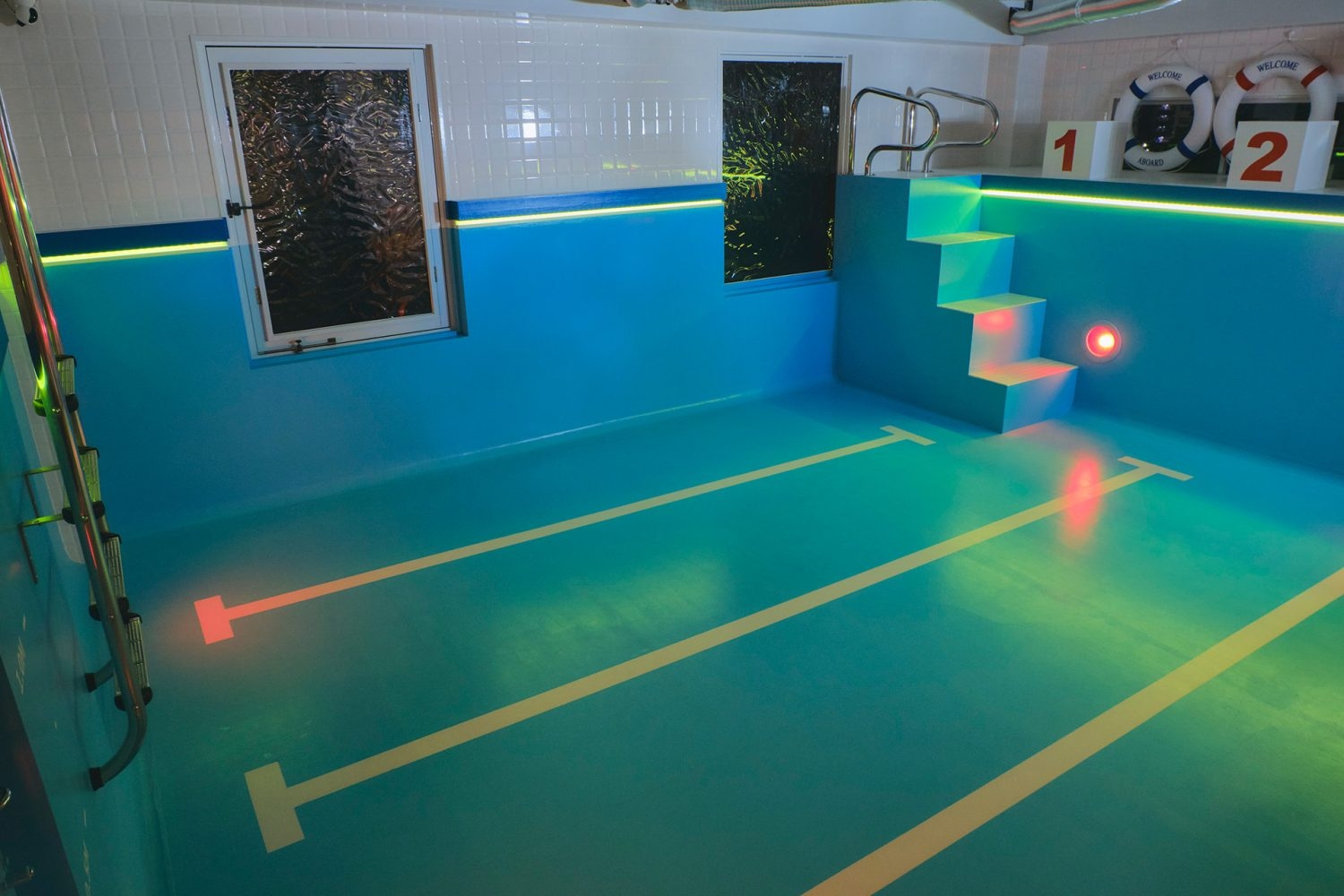 24時間の撮影が可能 / プールゾーンのライトは調色可能