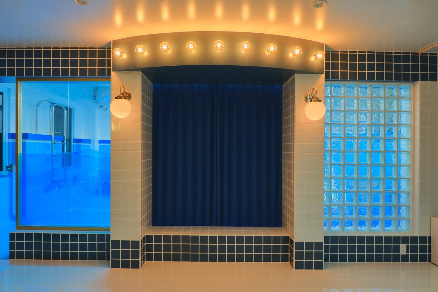 青いカーテンを閉めれば、舞台のような撮影空間に