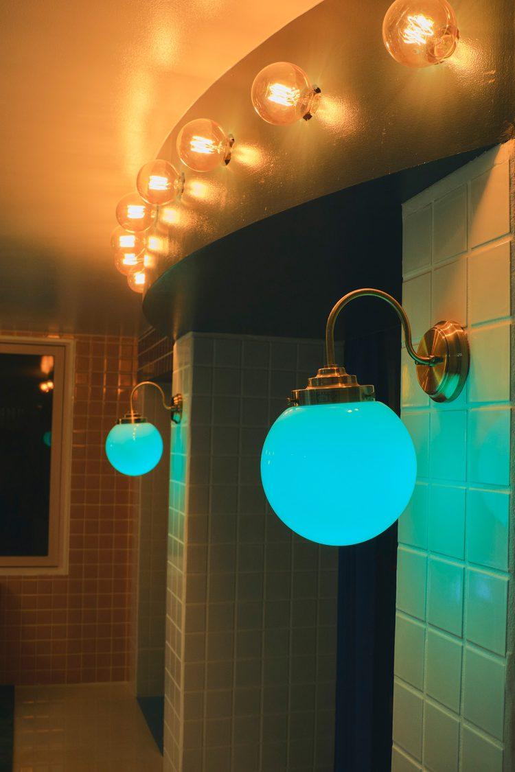 ブラケットライトはシーンに合わせて自由に調色可能