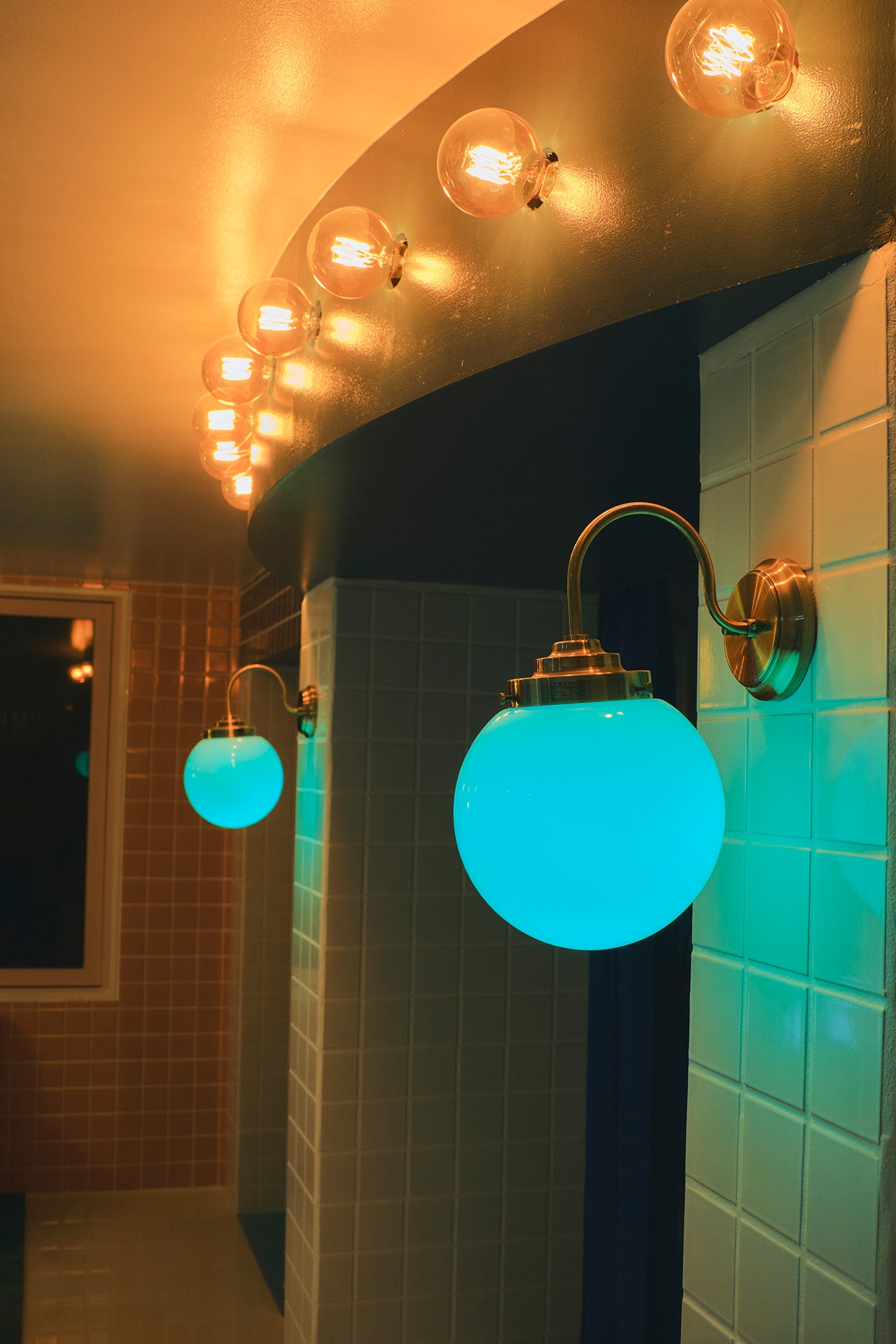 ブラケットライトはシーンに合わせて自由に調色可能