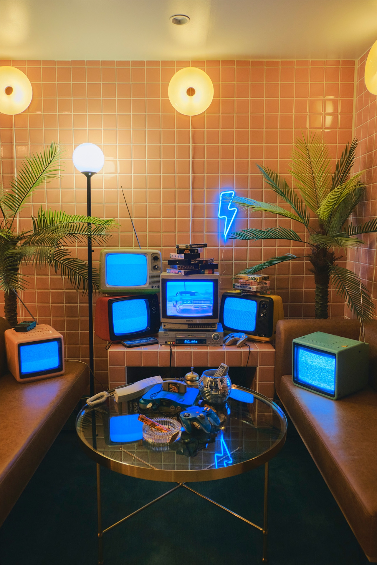 ネオンやテレビが映えるレトロポップなナイトシーン