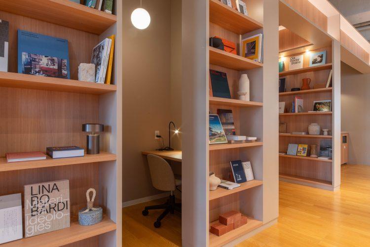 本棚の奥にデスクブース