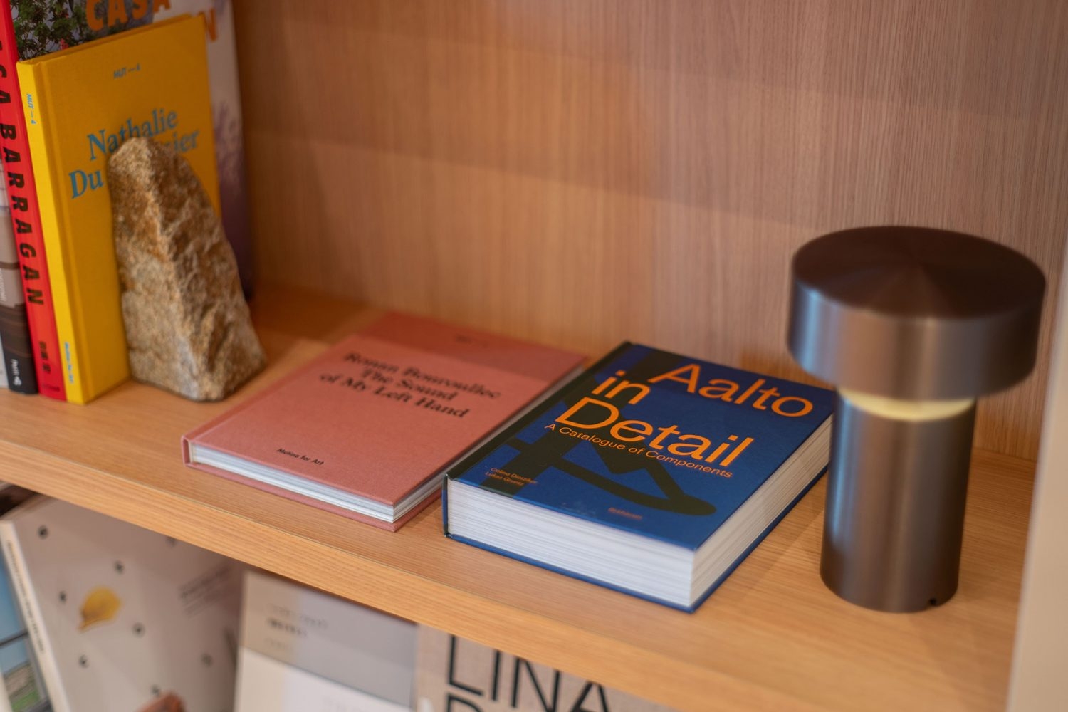 棚の本もプロップとしてご利用いただけます