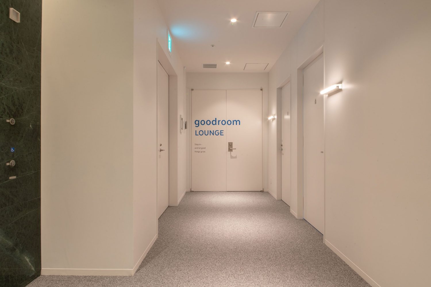 ラウンジ入口はオシャレなオフィスを演出