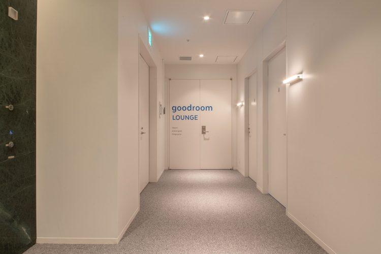 ラウンジ入口はオシャレなオフィスを演出