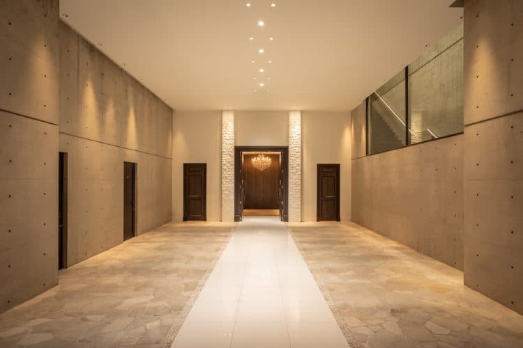 Skyhall 右側の階段からのぞけるフロア