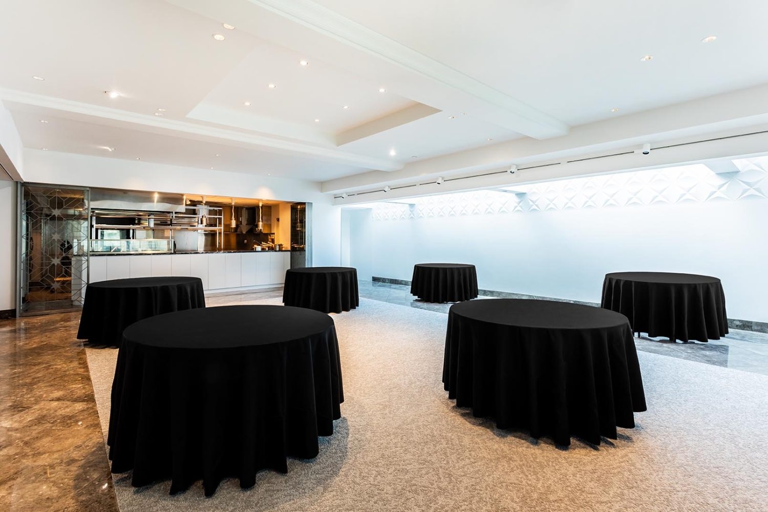 Whitehall 奥にキッチン