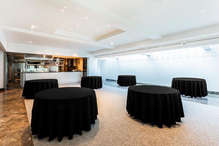 Whitehall 奥にキッチン