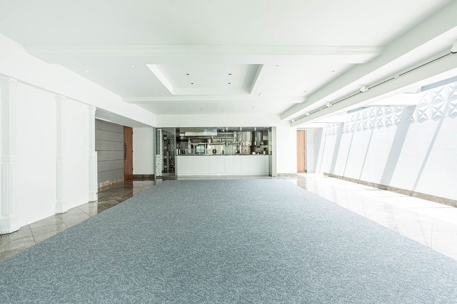 Whitehall 白壁を使って自然光撮影も