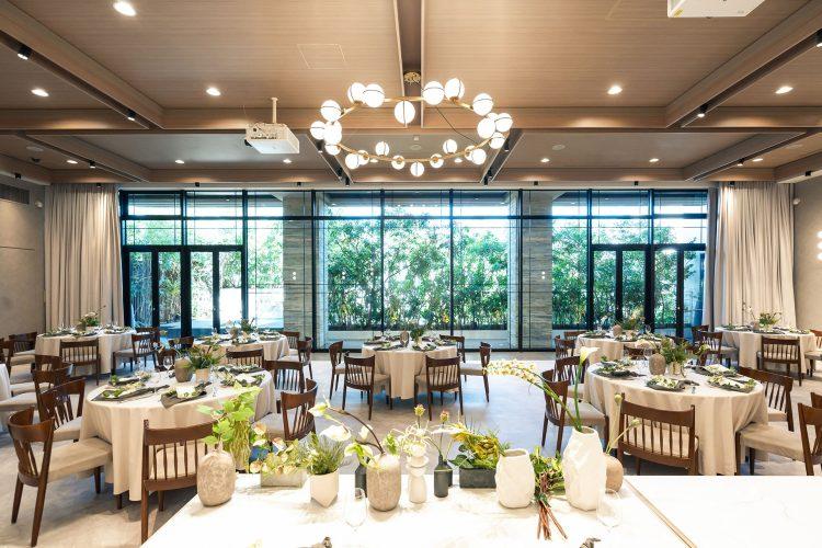 2Fバンケットの大きな窓