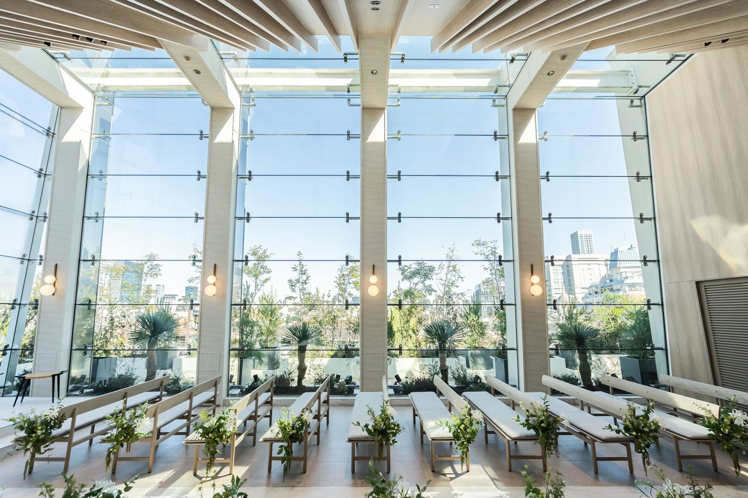 3F天窓から降り注ぐ自然光