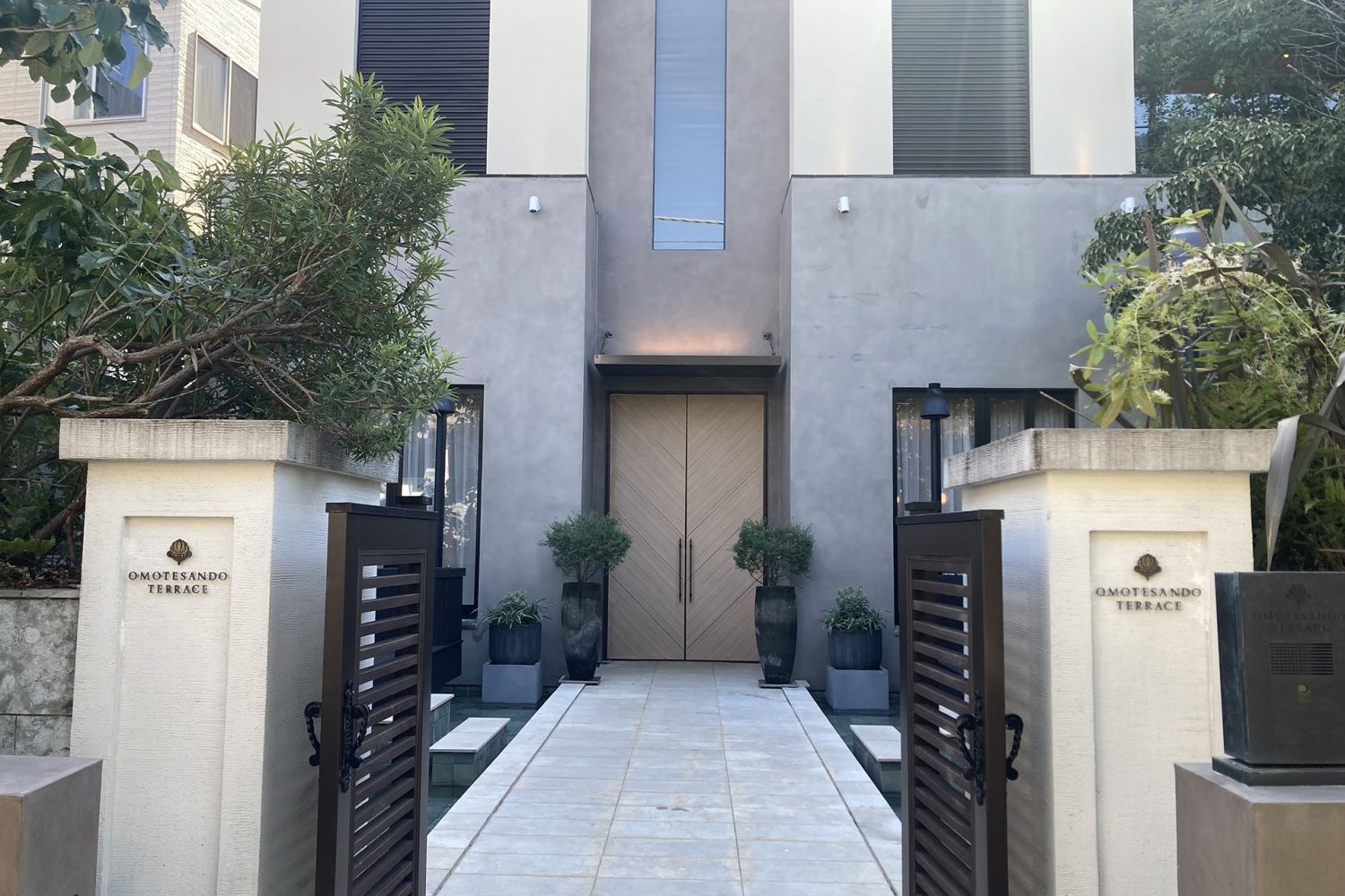 1F シックで落ち着いた雰囲気のエントランス