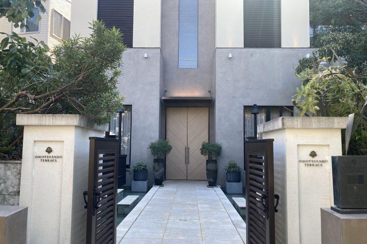 1F シックで落ち着いた雰囲気のエントランス