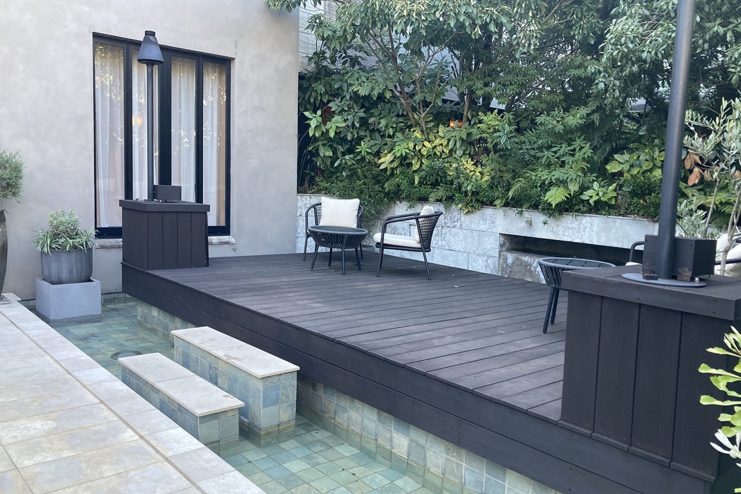 1F エントランス脇のウッドデッキスペース