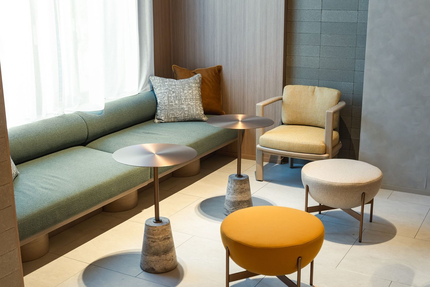1F 配色がモダンなソファスペース