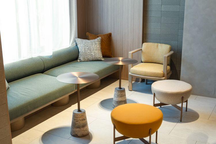 1F 配色がモダンなソファスペース
